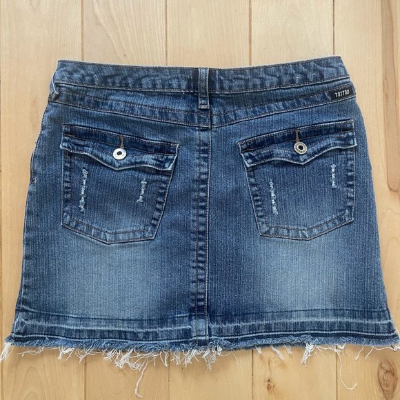 Vintage Y2K stretch denim mini skirt with frayed raw hem size 27 waist, low rise - Picture 2 of 7